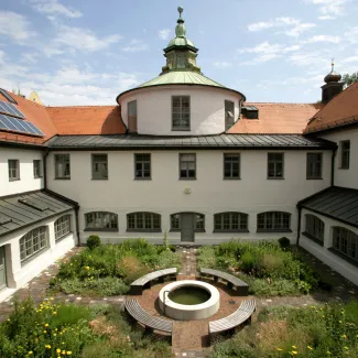 Die Journalistenschule ifp liegt zentral in München - Blick in den Innenhof. 