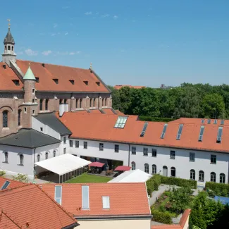 Die Journalistenschule ifp liegt zentral in München - Blick auf die Terrasse vor der Kantine. 