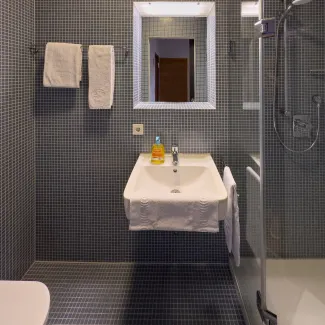 Blick ins Bad von einem der Gästezimmer in der Journalistenschule ifp mitten in München. 