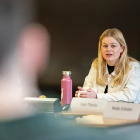 Referentin Lara Thiede am ifp in München