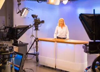 Die Journalistenschule ifp liegt zentral in München - Blick ins TV-Studio mit Medientrainerin Carola Hug.