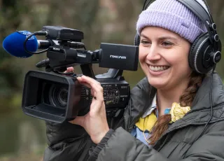 Volontärin lernt Videojournalismus am ifp - ergänzend zur Ausbildung in kirchlichen Medien. 