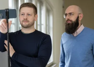 Zwei Teilnehmende des Ausbildungsgangs Journalistisches Training für Mitarbeitende in der Kirche.