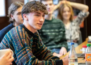 Stipendiat lernt im Seminarraum 1 das journalistische Einmaleins. 