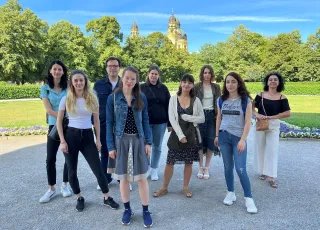 Eine Gruppe Journalist*innen von der Sommerakademie der katholischen Journalismusschule ifp in München. 