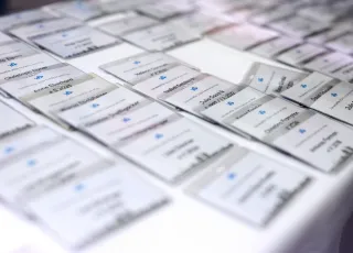 Namensschilder liegen beim Jahrestreffen in Frankfurt am Main aus - Vernetzung ist beim ifp wichtig.