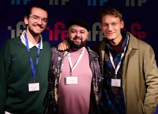 Absolventen feiern ihr Wiedersehen beim Jahrestreffen in Frankfurt 2024.